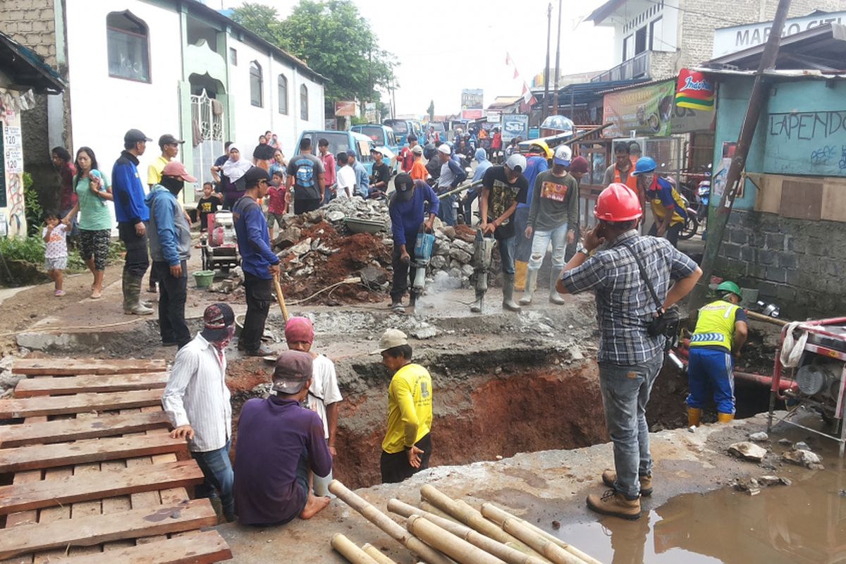 Lokasi jembatan yang amblas di Jalan Pitara, Pancoran Mas, Depok, Rabu (3/5/2017). Terpantau jembatan sudah mulai diperbaiki pasca amlas pada Selasa (2/5/2017).