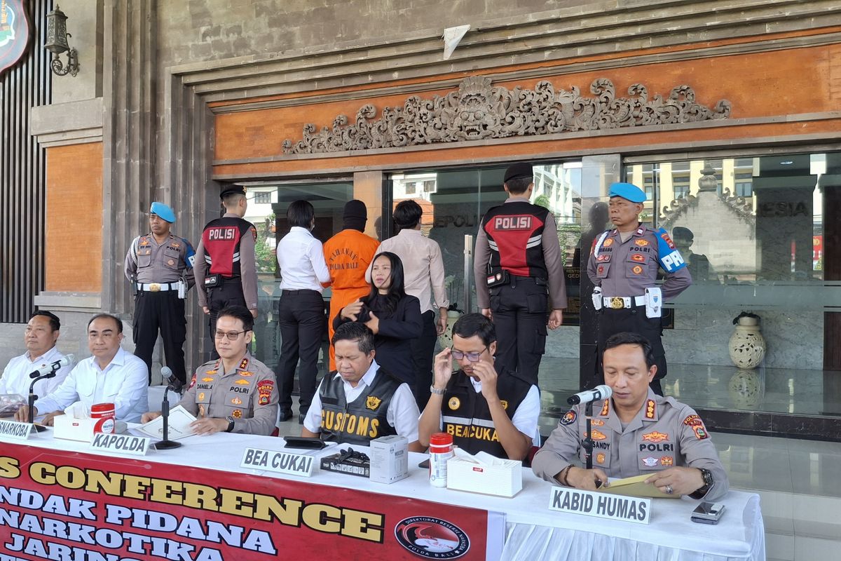 Kepala Kepolisian Daerah (Kapolda) Bali Irjen Daniel Adityajaya, saat memimpin konferesi pers terkait pengungkapan kasus penyelundupan Narkotika jaringan internasional di lobi gedung Mapolda Bali Senin (26/5/2025). KOMPAS.COM/ Yohanes Valdi Seriang Ginta