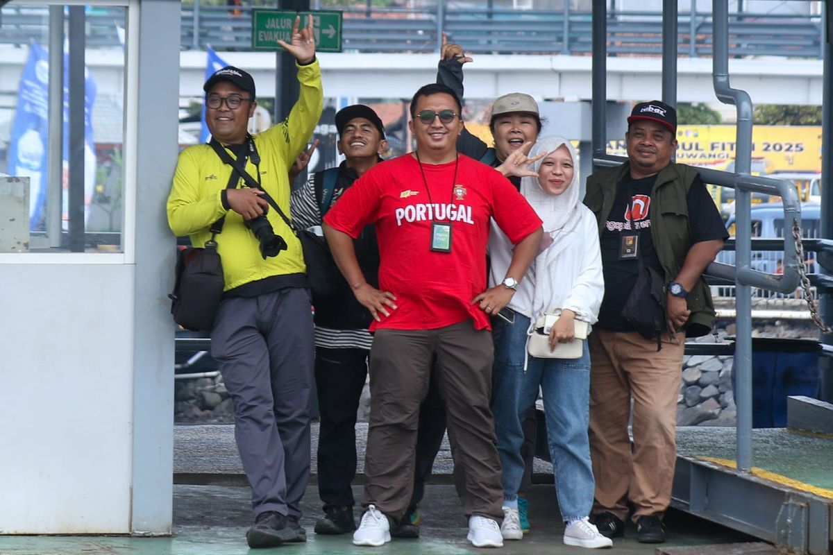 Pewarta arus mudik di Pelabuhan Ketapang Banyuwangi ketika bertugas, Senin (24/3/2025).