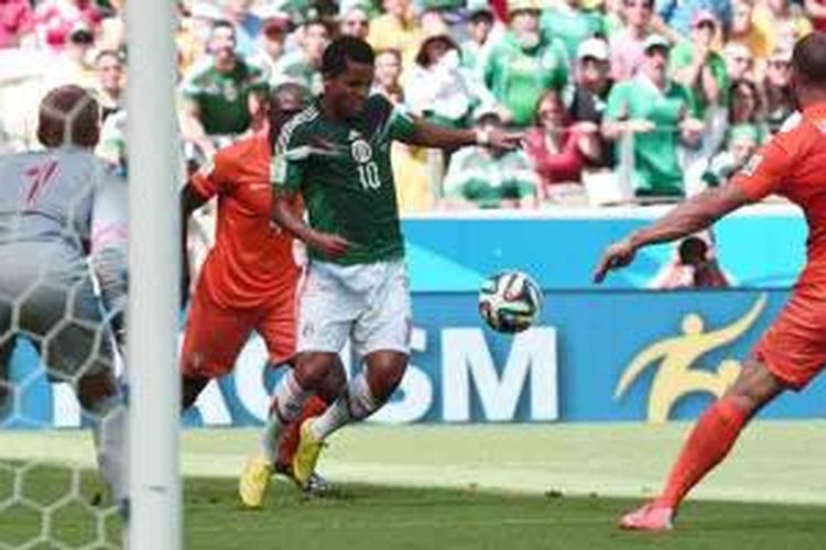 Penyerang Meksiko, Giovani Dos Santos (tengah), ketika memberikan ancaman kepada gawang Belanda yang dikawal Jasper Cillessen (kiri), dan bek Belanda Ron Vlaar (kanan), dalam laga perdelapan final Piala Dunia 2014, Minggu (29/6/2014).