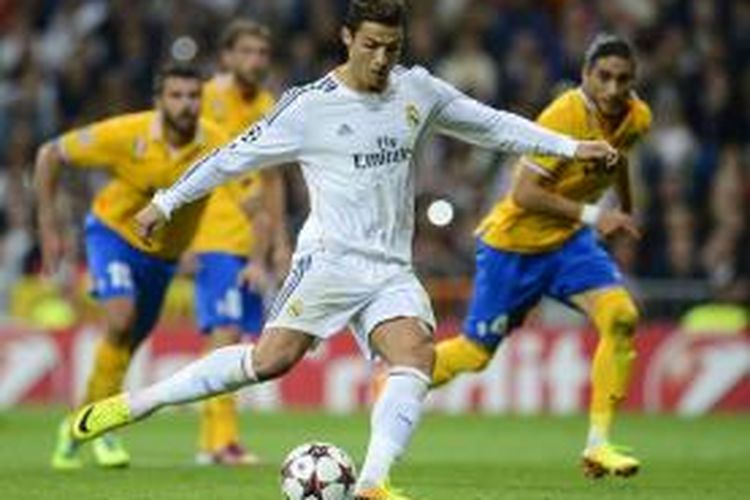 Bomber Real Madrid, Cristiano Ronaldo, saat mengeksekusi penalti ke gawang Juventus matchday ketiga Grup B Liga Champions di Santiago Bernabeu, Rabu (23/10/2013). Madrid sementara unggul 2-1 hingga akhir babak pertama. 