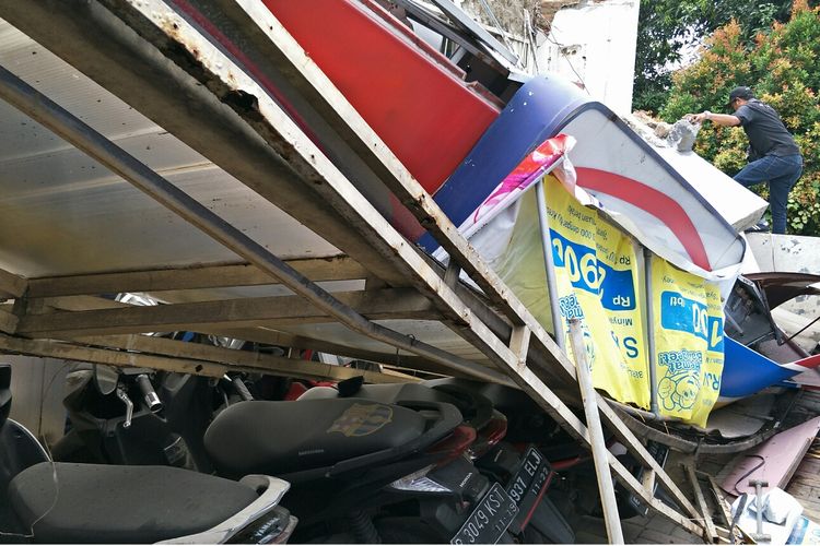Indomaret ambruk di Jalan Nusantara, Pasir Gunung Selatan , Cimanggis, Depok, Senim (6/5/2019).