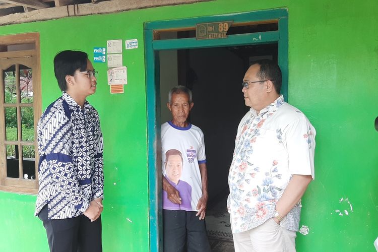 Rektor UNY Sutrisna Wibawa (batik putih) Saat Mengunjungi Mahasiswa nya di Gunungkidul Selasa (24/12/2019)