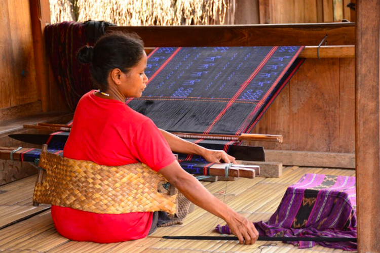 Menenun adalah pilihan paling popular untuk keluar dari jebakan pekerja migran. 