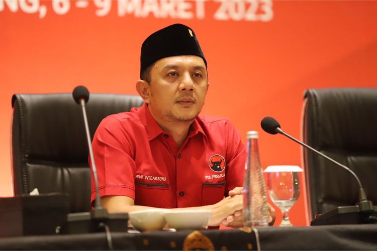 Deni Wicaksono, politisi muda dari PDI Perjuangan, resmi terpilih sebagai Wakil Ketua DPRD Jawa Timur periode 2024-2029. Ia bertekad memperjuangkan aspirasi rakyat dengan prinsip transparansi dan keberpihakan pada masyarakat kecil.