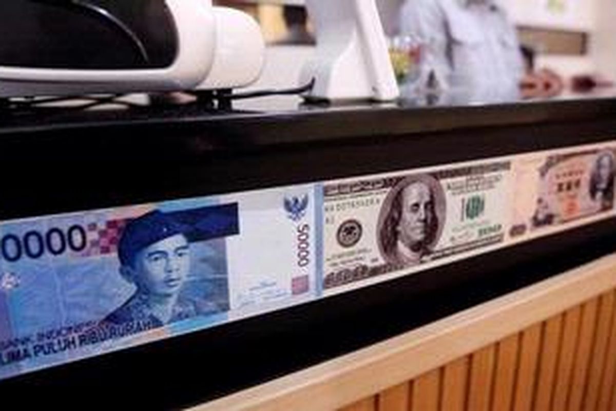 Imitasi berbagai macam valuta asing termasuk Rupiah dan Dollar Amerika Serikat menghiasi tempat penukaran valuta asing PT. D8 Valasindo di Jakarta Selatan, Senin (15/4/2013). 