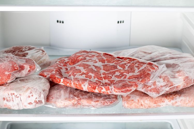 Ilustrasi menyimpan daging di freezer.