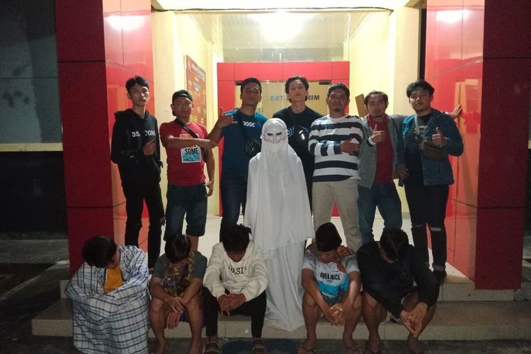 Sebanyak 6 remaja diamankan Satuan Reserse dan Kriminal, Polres Lebong, Polda Bengkulu karena meresahkan warga dengan cara berpakaian ala pocong menakuti masyarakat yang melintas di Tempat Pemakaman Umum (TPU) Desa Talang Ulu, Kecamatan Lebong Utara, Provinsi Bengkulu, Jumat (22/4/2022).