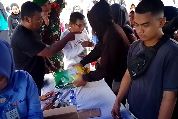 Ratusan warga Kota Palopo, Sulawesi Selatan, Rabu (6/3/2024) siang menyerbu pasar murah yang digelar Pemkot Palopo bersama Bulog di lapangan Pancasila.