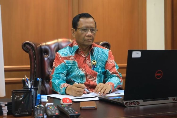 Menko Polhukam Mahfud MD menjalani rapat melalui video conference yang terhubung langsung dengan Presiden Joko Widodo.