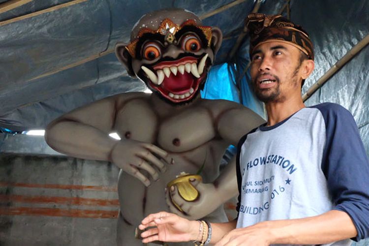 I Kethut Suadana, Kreator Cerita Amerih Tirta, menunjukkan persiapan timnya mendandani ogoh-ogoh yang akan ditampilkan di Ancol Festival Ogoh-ogoh di Pura Dharma Sidhi, Ciledug, Tangerang, Selasa (13/3/2018).