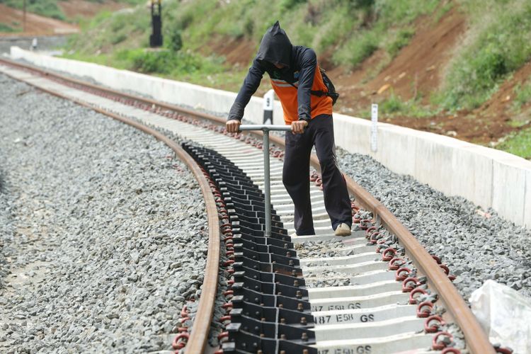 Pembangunan jalur rel ganda kereta api Bogor-Sukabumi, Bogor, Senin (17/1/2022). Pembangunan tahap 1 jalur ganda kereta api dari Bogor-Cigombong, akan rampung pada Maret 2022.