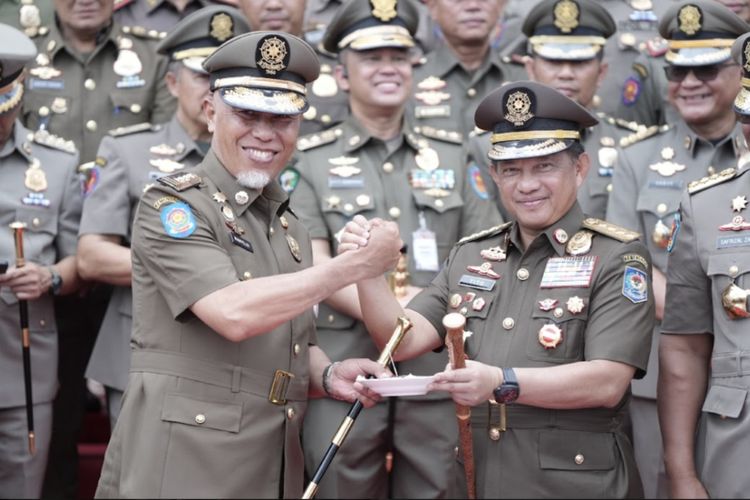 Mendagri Tito Karnavian (kanan) salam komando dengan Gubernur Sumbar Mahyeldi dalam acara peringatan HUT Satpol PP Nasional, Sabtu (3/3/2024) di Adang