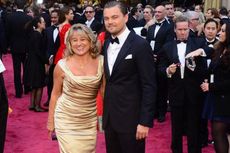 Leonardo DiCaprio Berikan Hadiah Tas Seharga Rp 242 Juta untuk Sang Ibu