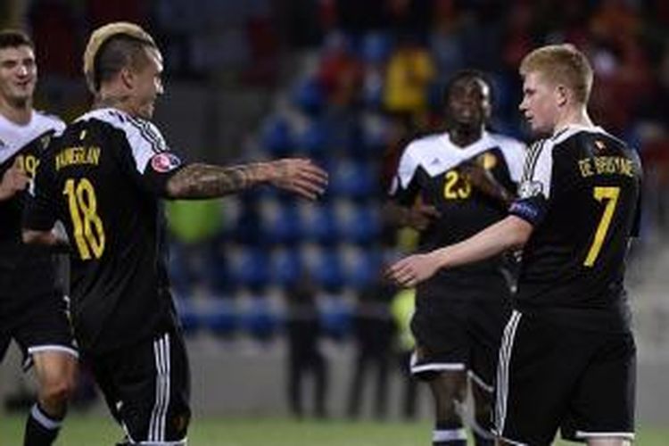 Radja Nainggolan dan Kevin De Bruyne merayakan gol Belgia ke gawang Andorra, Sabtu (10/10/2015). 