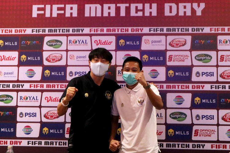 Sebelum ujicoba dalam rangka FIFA Matchday melawan Timor Leste, pelatih Timnas Indonesia Shin Tae-yong dan pemain Evan Dimas prescon di Trans Hotel Bali, Rabu (26/1/2021) siang 