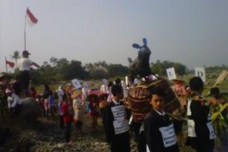 Anak-anak Desa Pabelan Kabupaten Magelang melarung patung kancil ke sungai Pabelan, Senin (17/8/2015).