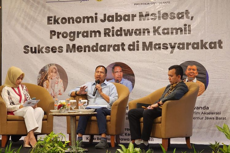 Kepala Bapenda Jabar Dedi Taufik dalam Diskusi Galang Aspirasi Politik (Gaspol) bertajuk Ekonomi Jabar Melesat, Program Ridwan Kamil Sukses Mendarat di Masyarakat di Grand Hotel Preanger, Kota Bandung, Kamis (27/7/2023).
