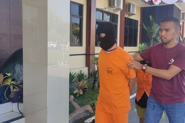 Tiga orang bertetangga terlibat menggelapkan mobil sewaan di Kabupaten Kulon Progo, Daerah Istimewa Yogyakarta. Salah satu dari pelaku merupakan guru aktif di sekolah dasar.