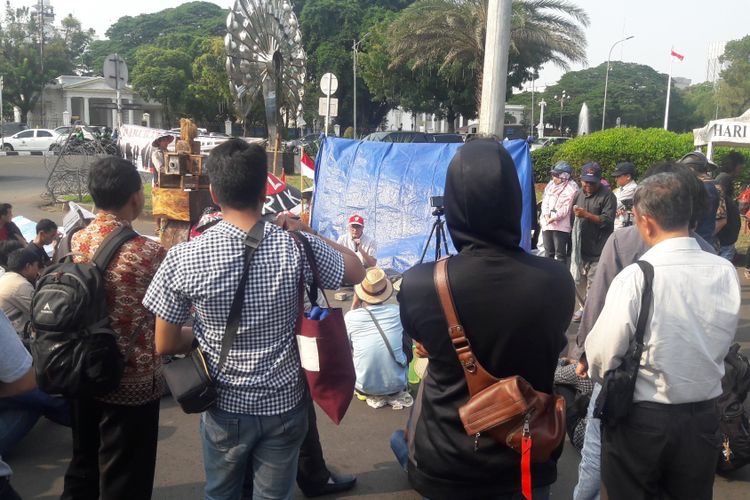 Kuliah lapangan oleh dosen IPB Satyawan Sunito di sela aksi unjuk rasa petani Kendeng di seberang Istana Presiden, Jakarta, Selasa (12/9/2017).