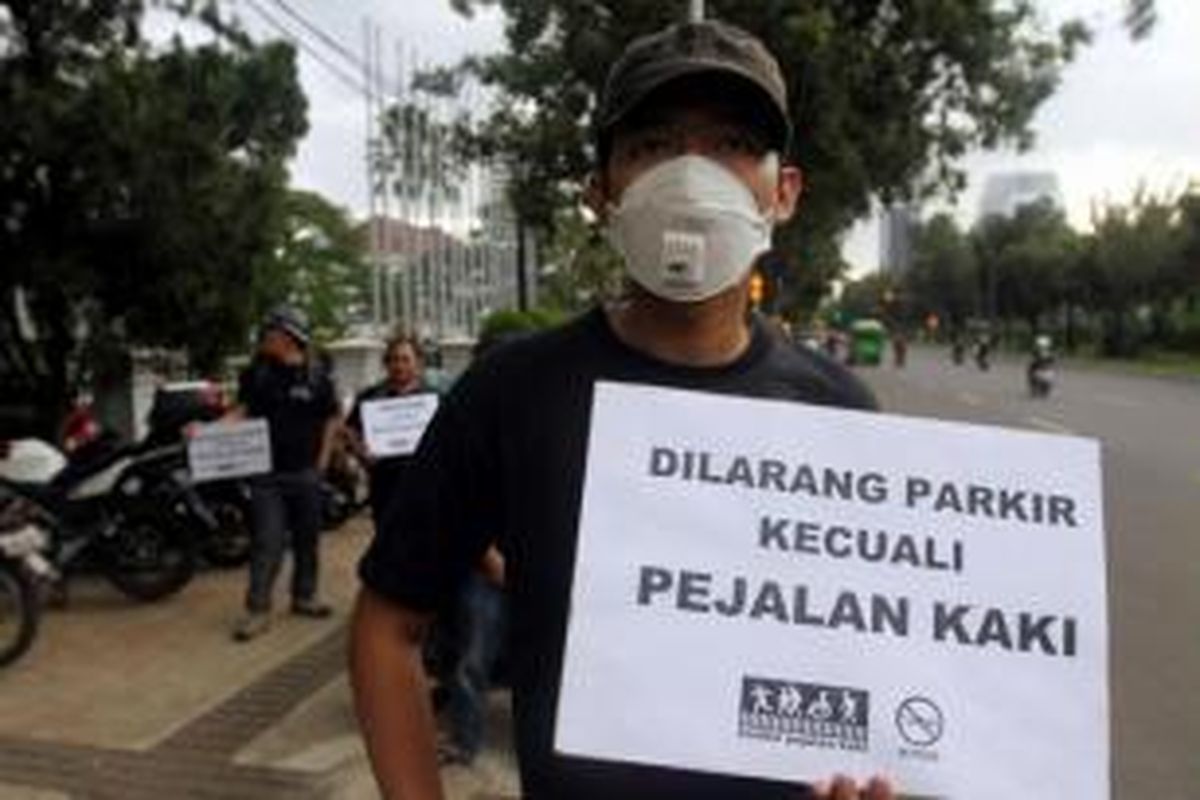 Aktivis Koalisi Pejalan Kaki berunjuk rasa dengan membawa poster di depan balai kota Jakarta, Jumat (12/4/2013). Aktivis mengingatkan warga untuk tidak menggunakan trotoar sebagai tempat parkir dan berjualan.