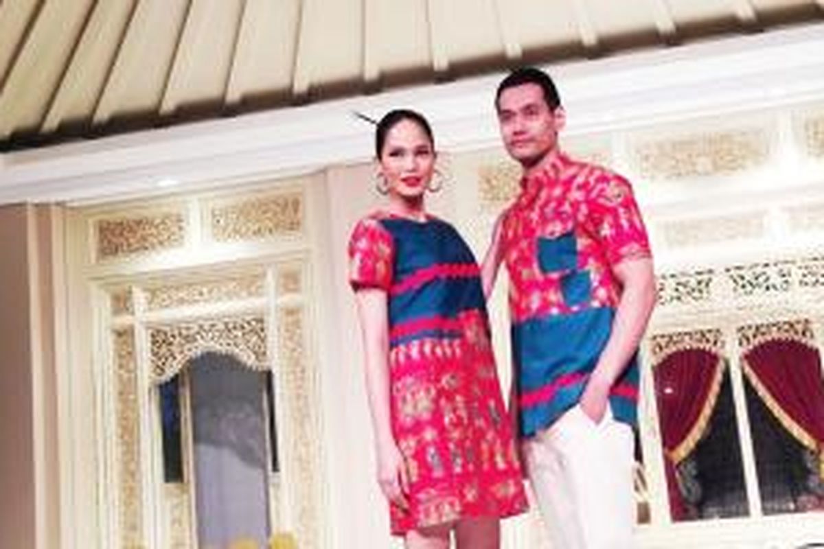 Batik Danar Hadi melansir rangkaian koleksi busana yang terinspirasi dari warisan ragam motif batik Jawa dengan suntikan ragam motif Tionghoa.
