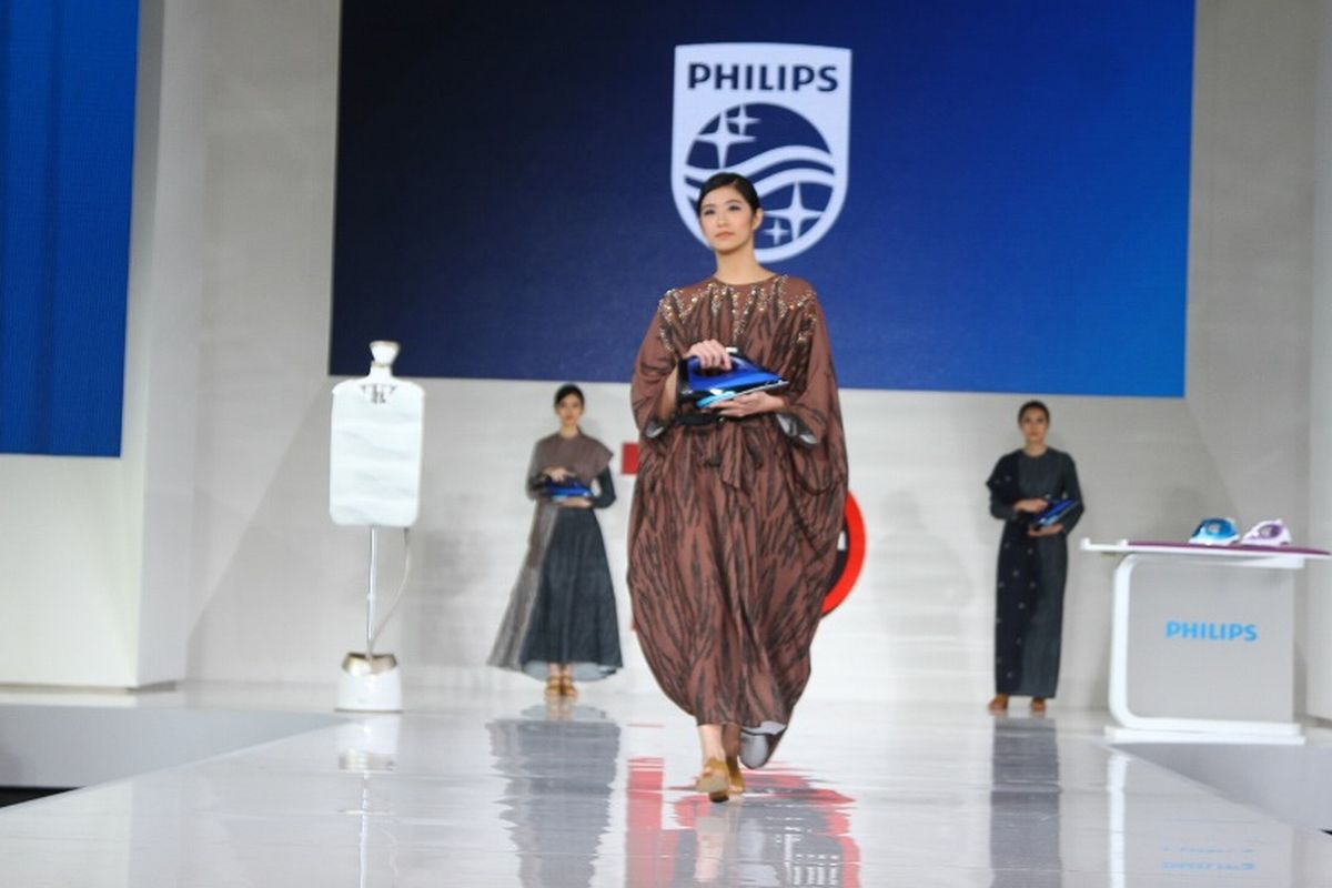 Model membawa setrika terbaru dari Royal Philips yang dilengkapi fitur antiterbakar pada pakaian.