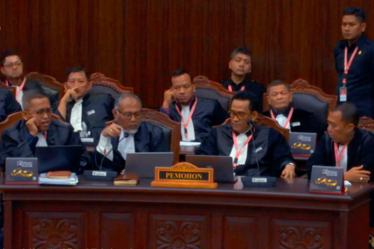 Salah satu tim kuasa hukum Anies-Muhaimin, Bambang Widjojanto mempertanyakan kasus korupsi di KPK menanggapi adanya Eddy Hiariej dalam daftar ahli yang dihadirkan kubu Prabowo-Gibran di sidang sengketa Pilpres di MK, Kamis (4/4/2024).