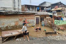Saat Anak-anak Berenang dan Bermain Air Banjir di Rawajati Jaksel...