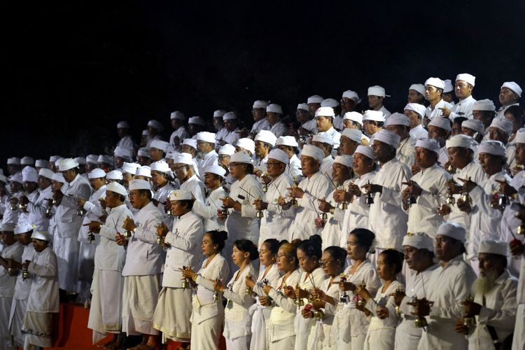 Pemuka agama Hindu mengikuti kegiatan doa bersama jelang penyelenggaraan Konferensi Tingkat Tinggi (KTT) G20 di Nusa Dua, Badung, Bali, Rabu (26/10/2022). Doa bersama yang diikuti sekitar 1.200 orang pemuka agama Hindu secara langsung yang hadir di Nusa Dua dan sekitar 150 ribu umat Hindu yang tersebar di 1.493 desa adat di wilayah Bali secara serentak itu dilakukan untuk memohon kepada Tuhan agar penyelenggaraan KTT G20 di Bali pada 15-16 November dapat berjalan lancar dan aman serta untuk mendoakan perdamaian dunia.