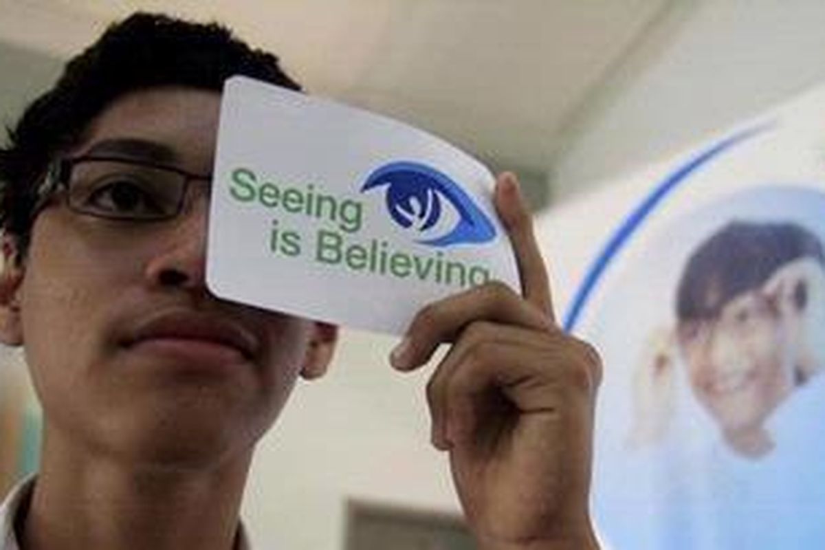 Seorang siswa SMPN 101 Palmerah mencoba kacamata yang dibagikan secara gratis pada Hari Penglihatan Sedunia, Jakarta Barat, Senin (17/10/2011). Helen Keller International bersama Standard Chartered membagikan 515 pasang kacamata kepada siswa dan guru yang telah diperiksa sebelumnya di beberapa sekolah menengah Jakarta yakni, SMPN 101, SMPAN 38 dan SMPN 42.