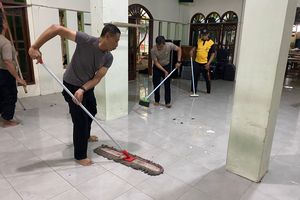 Jadi Lokasi Ledakan, Polisi Mulai Bersihkan Masjid SMAN 72 Jakarta
