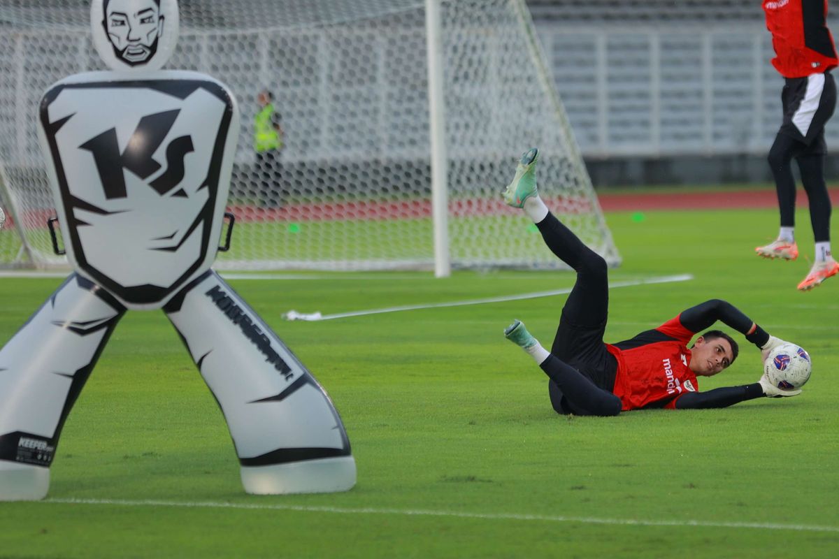 Kiper Indonesia Nadeo Argawinata menjalanii sesi latihan jelang pertandingan Kualifikasi Piala Dunia 2026 di Stadion Madya, Gelora Bung Karno, Senayan, Minggu (22/3/2025). Indonesia akan menghadapi Bahrain dalam laga putaran ketiga Kualifikasi Piala Dunia 2026, di Stadion Utama Gelora Bung Karno, pada Selasa (25/3/2025).