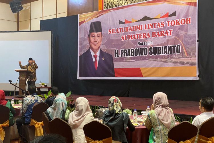 Prabowo Subianto berdialog dengan lintas tokoh di Tanah Datar,, Sumbar, Sabtu (29/4/2023)