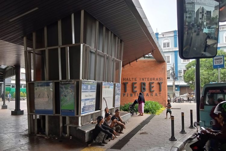 Akses menuju One Satrio di Mega Kuningan bisa menggunakan TransJakarta nomor 6D dari Stasiun Tebet