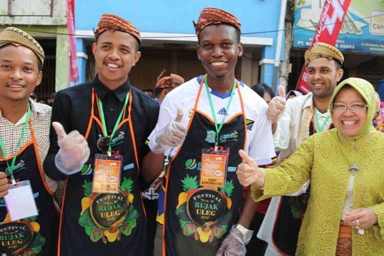 Risma bersama mahasiswa asing di Festival Rujak Uleg 2017, Minggu (14/5/2017)