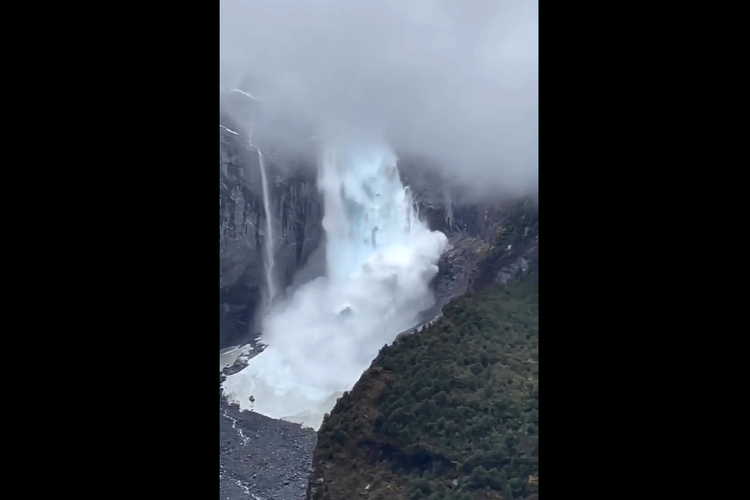 Tangkapan layar dari video yang merekam detik-detik gletser di Taman Nasional Queulat, Patagonia, di Chile runtuh, Senin (12/9/2022).