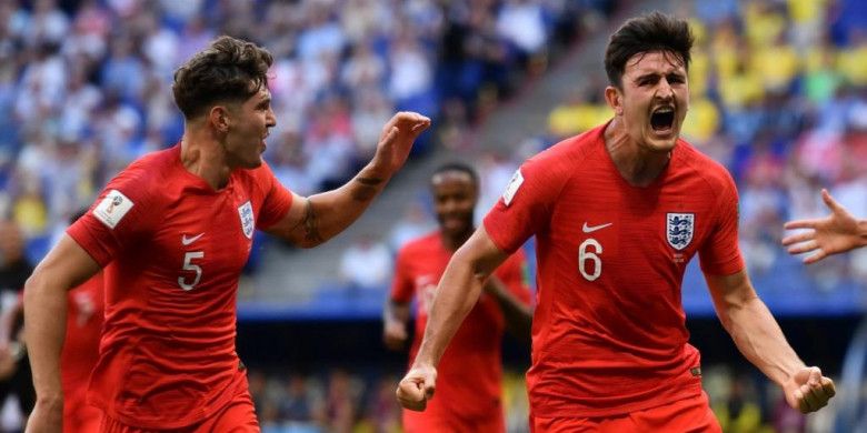 Harry Maguire (kanan) merayakan gol Inggris ke gawang Swedia dalam partai perempat final Piala Dunia 2018 di Samara Arena, 7 Juli 2018.
