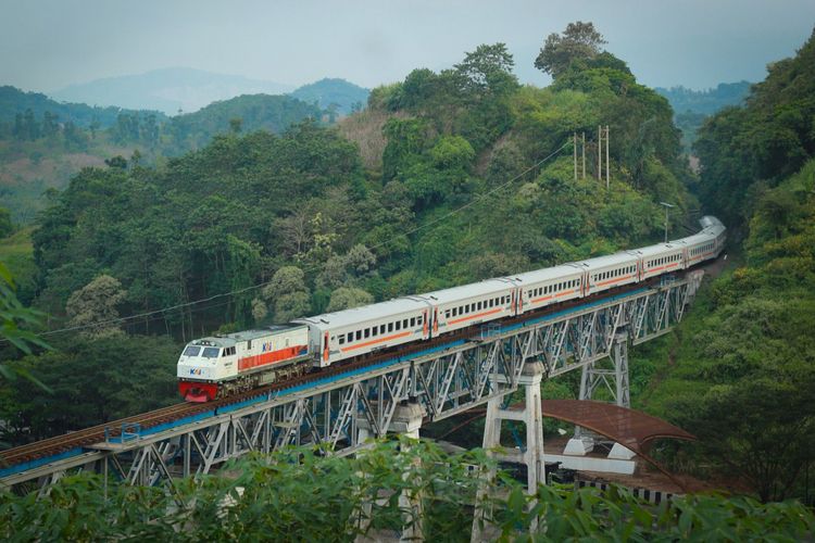 Ilustrasi kereta api. Simak jadwal dan harga tiket KA Lodaya rute Bandung - Solo Balapan PP pada GAPEKA 2023 yang akan berlaku per 1 Juni 2023.

