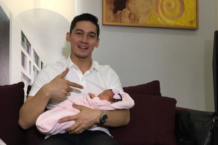 Samuel Zylgwyn menggendong anak pertamanya saat ditemui di RDIA Kemang Medical Care, Kemang, Jakarta Selatan, Rabu (2/5/2018).