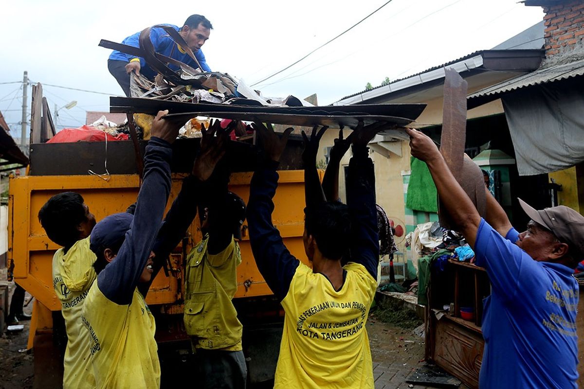 Gotong royong membersihkan sisa banjir di Perumahan Pondok Arum, Kota Tangerang, Jumat (3/1/2020).