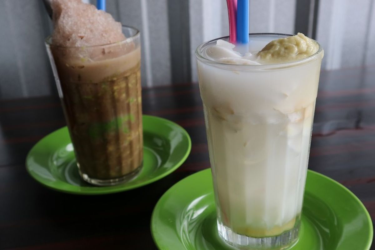 Es kelapa dengan toping durian dan es alpukat kocok di Depot Es mendunia yogyakarta.