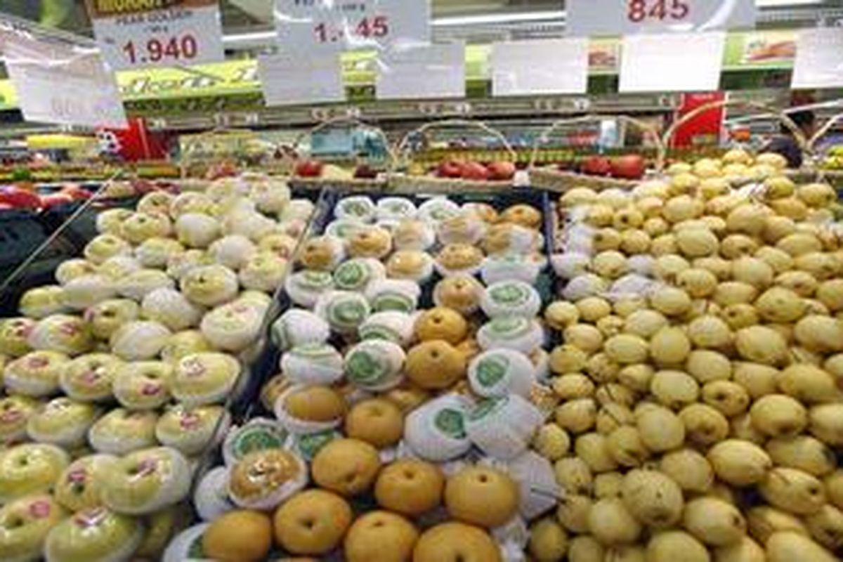Pengunjung memilih buah impor yang ditawarkan di sebuah pusat perbelanjaan di kawasan Kuningan, Jakarta Selatan, Kamis (15/12/2011). Badan Pusat Statistik mencatat dalam periode Januari- Oktober 2011, nilai impor buah, sayur, produk olahan dari buah dan sayur, serta minuman dan produk makanan olahan menembus Rp 17,61 triliun. Naik 37,47 persen dibandingkan dengan periode sama tahun 2010.