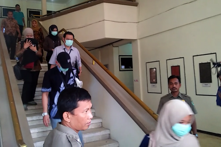 Para penyidik KPK usai melakukan penggeledahan di kantor Bupati Pamekasan