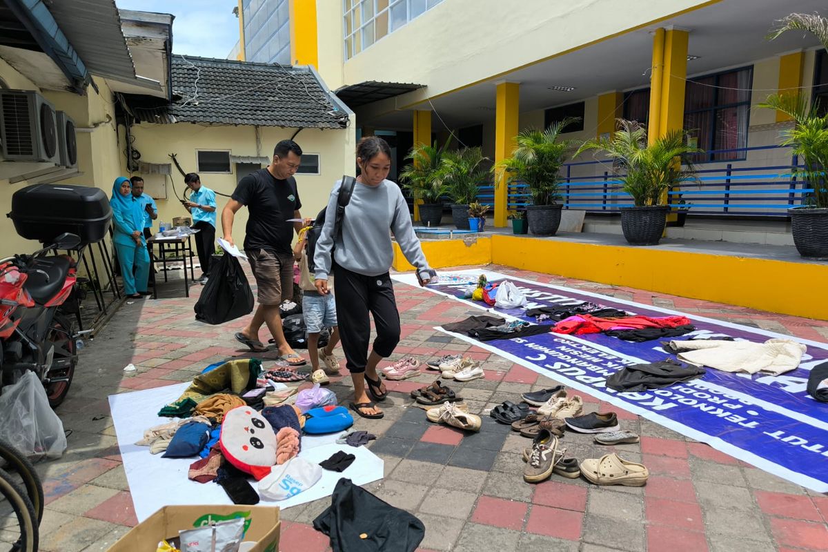 Korban kecelakaan bus di lereng Bromo mengambil barang-barangnya di Rumah Sakit Bina Sehat (RSBS) Jember, Selasa (16/9/2025).