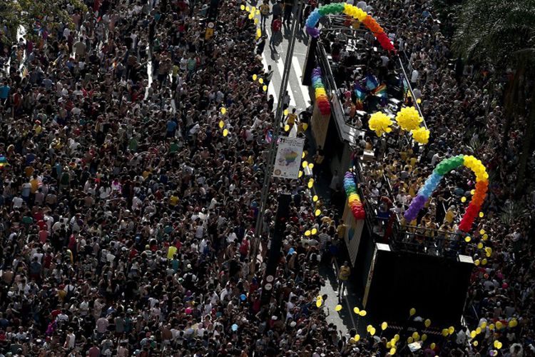 Jutaan orang ambil bagian dalam parade Gay Pride ke-21, yang mengambil tema Negara Sekular di Kota Sao Paulo, Brasil, Minggu (18/6/2017).  