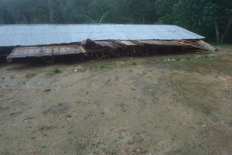 Gedung SMPN di Kecamatan Lambaleda, Kab. Manggarai Timur, NTT roboh diterjang angin puting beliung, Sabtu, (31/1/2021). (ISTIMEWA)