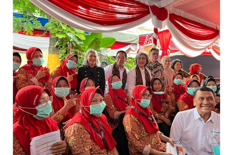 Wakil Menteri Kesehatan Republik Indonesia Benjamin Paulus Octavianus bersama para pekerja PT HM Sampoerna Tbk yang mengikuti program cek kesehatan dan vaksinasi di PT HM Sampoerna Rungkut II, Jumat (19/12/2025)