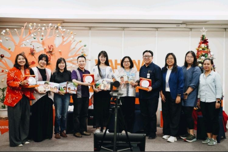 Foto bersama Wahana Visi Indonesia, bersama dengan Jakarta International University dan Bina Nusantara University dalam program Buku Cerita Anak Papua Jilid 2