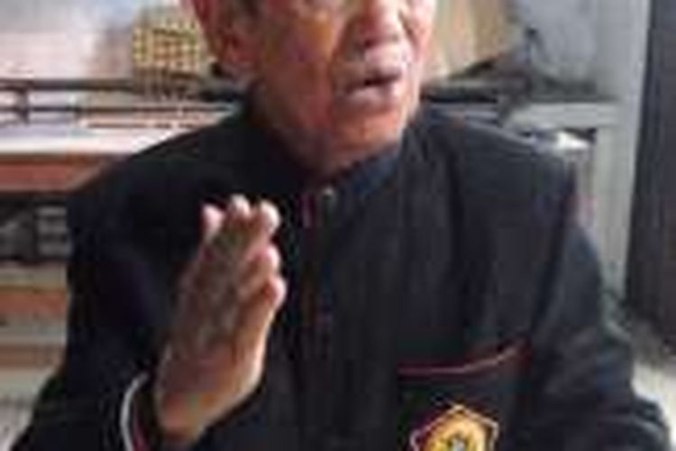 Ketua Dewan Pertimbangan Sulang Silima marga Manik Pergetteng-Getteng Sengkut St Gr JH Manik mengenakan baju pemimpin suku Pakpak dan mengajak orang Pakpak untuk bangga dengan identitasnya